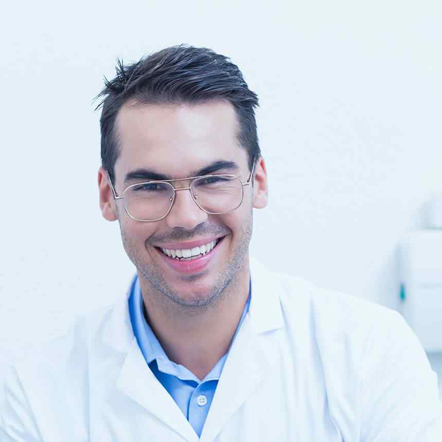 https://alemodontologia.com/wp-content/uploads/2020/02/doctor-03.jpg